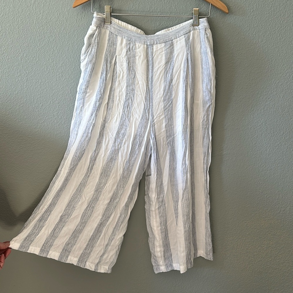 Elodie women’s size L light, flowy 3/4 pants. White with blue stripe, p…